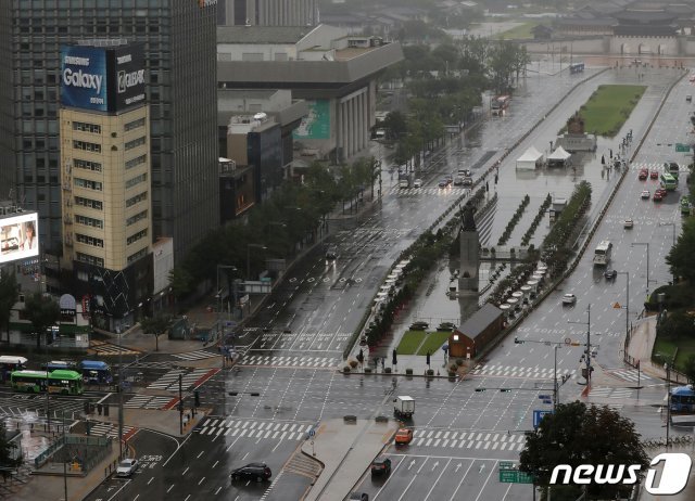 9일 오전 서울 종로구 광화문 네거리 일대가 오가는 차량이 줄어든 한산한 모습을 보이고 있다. 2020.8.9 © News1