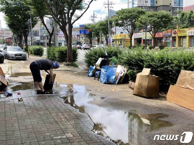 8일 오전 광주 북구 용봉동 신안교 인근 상인들이 폭우에 젖은 집기들을 청소하고 있다. 2020.8.8 © News1