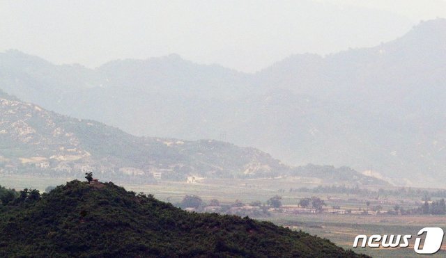 한반도 긴장감이 최고조에 이르고 있는 23일 오후 강원도 철원군 접경지역에서 북한 평강고원 인근에 마을이 보이고 있다. 2020.6.23/뉴스1 © News1