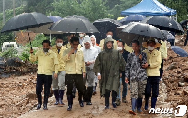 정세균 국무총리가 5일 오후 충북 충주시 엄정면 탐방마을에서 호우피해 현장을 살펴보고 있다. 2020.8.5/뉴스1 © News1