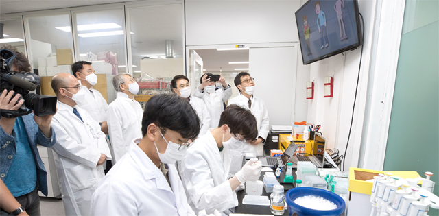 최기영 과학기술정보통신부 장관(왼쪽에서 네 번째) 등 관계자들이 대전 유성구 한국생명공학연구원에서 항체진단기기를 실험하는 모습을 보고 있다. 과학기술정보통신부 제공