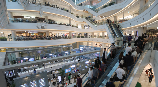 “장마를 피하고 싶어서…” 북적이는 쇼핑몰 전국에 폭우가 쏟아진 9일 서울 영등포구의 대형 복합쇼핑몰 타임스퀘어가 사람들로 붐비고 있다. 긴 장마가 이어지면서 최근 퍼붓는 비와 습기를 피해 복합쇼핑몰에서 휴식을 즐기는 이른바 ‘몰캉스’(쇼핑몰+바캉스)족이 늘고 있다. 뉴스1