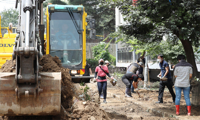 대전 서구 정림동 코스모스아파트 단지에서 복구작업이 한창이다. 자원봉사자들이 서구청의 복구작업을 돕느라 구슬땀을 흘리고 있다. 대전 서구청 제공