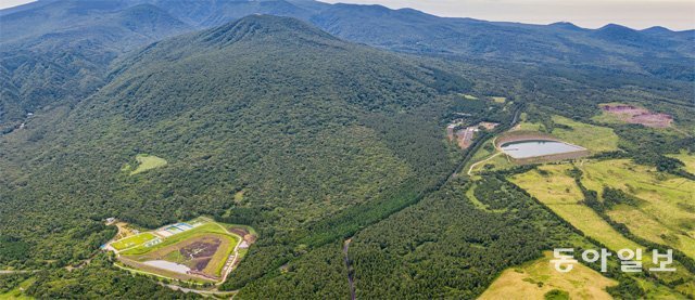 한라산에서 흘러내리는 물을 모으는 어승생 제1저수지(왼쪽)와 제2저수지는 해발 200∼600m 중산간지역 주민과 목장에 생활용수를 공급하면서 급수문제를 해결했다. 어승생저수지 개발은 제주지역 ‘물의 혁명’으로 불리고 있으며, 현재 제1저수지는 물을 비우고 보수 및 준설공사를 하고 있다. 임재영 기자 jy788@donga.com