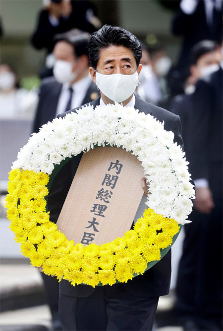 9일 일본 나가사키 피폭 75년을 기념하는 위령 행사에 등장한 아베 신조 일본 총리. 나가사키=AP 뉴시스