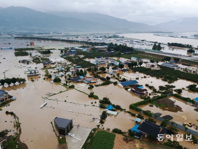8일 전남 구례읍에 집중호우가 내리면서 서시천 제방이 붕괴되어 일부 마을이 침수 피해를 입었다. 박영철 기자 skyblue@donga.com