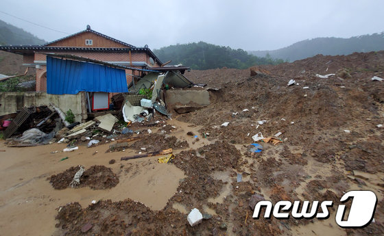 48일째 장마로 산이 물로 완전히 포화, 전국 모든 산지에서 산사태가 날 우려가 높아졌다. 사진은 8일 오전 전남 곡성 오산면 한 마을의 주택이 산사태로 인해 토사로 뒤덮여 있는 모습. (곡성=뉴스1)