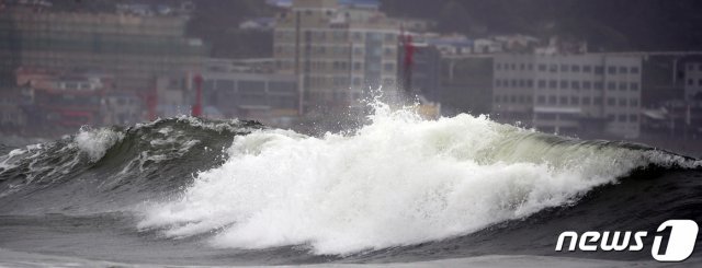 (부산=뉴스1) 제5호 태풍 ‘’장미‘’가 북상 중인 10일 부산 해운대해수욕장에 거센 파도가 치고 있다. 2020.8.10/뉴스1