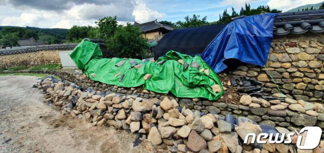 전남 담양은 지난 7일과 8일 이틀 동안 600㎜가 넘는 누적강수량을 보이면서 창평면 삼지천마을의 옛 담장 19개소가 붕괴됐다. © News1