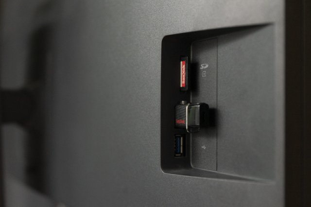 USB 3.1 B형 단자와 컴퓨터를 연결하면 제품 측면의 허브를 쓸 수 있다. 출처=IT동아