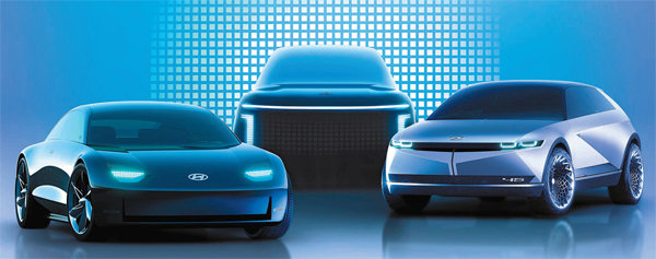 현대자동차의 전기차 브랜드 ‘아이오닉’의 제품 라인업 렌더링 이미지(왼쪽부터 아이오닉6, 아이오닉7, 아이오닉5)와 브랜드 로고. 현대자동차 제공
