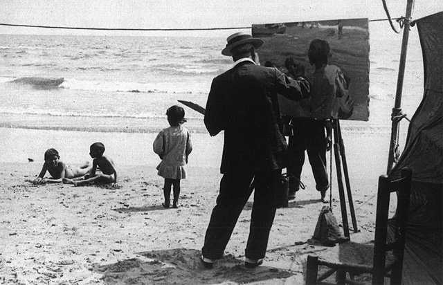 1916년 스페인 발렌시아에서 유채화 ‘해변의 아이들’을 그리고 있는 호아킨 소로야. HB프레스 제공