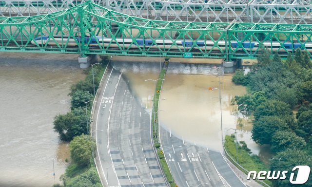 9년 만에 한강 본류에 홍수주의보가 발령된 6일 서울 한강철교 인근 올림픽대로에 물이 차 있다. 2020.8.6/뉴스1 © News1