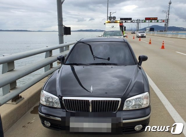 10일 오후 5시32분경 인천시 중구 인천대교 영종~송도 방면 해상 교량 약 5㎞지점에 “운전자가 없이 차량만 정차돼 있다”는 신고가 119로 접수돼 신고를 받고 출동한 소방대원 등이 운전자 A씨(51)에 대한 수색작업을 벌이고 있다.(인천소방본부 제공)2020.8.11/뉴스1