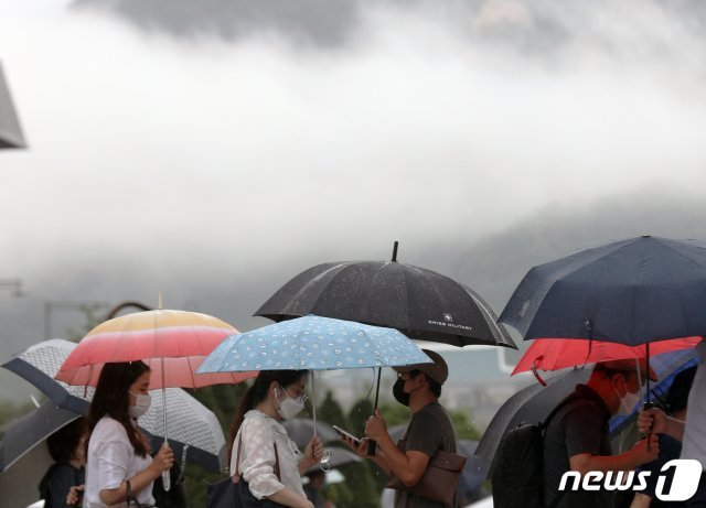 11일 오전 서울 광화문 네거리에서 출근길 시민들이 우산을 쓰고 발걸음을 재촉하고 있다. 2020.8.11 © News1