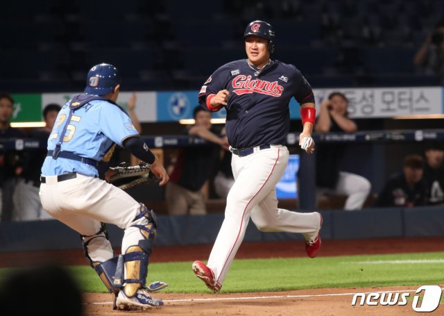 7월 1일 오후 창원NC파크에서 열린 2020 프로야구 신한은행 SOL KBO리그 NC 다이노스와 롯데 자이언츠 경기에서 7회초 2사 주자 2루 상황 롯데 마차도의 안타로 2루 주자 이대호가 3루를 거쳐 홈으로 들어오다 태그아웃 당하고 있다. 2020.7.1 © News1