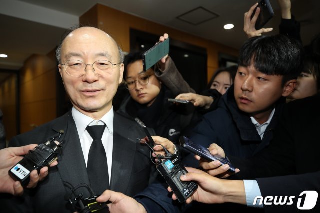 김조원 청와대 민정수석이 3일 오전 서울 서초구 서울성모장례식장에 마련된 전 청와대 민정비서관실 특별감찰반 A수사관의 조문을 마친 후 빈소를 나서고 있다. 2019.12.3/뉴스1 © News1