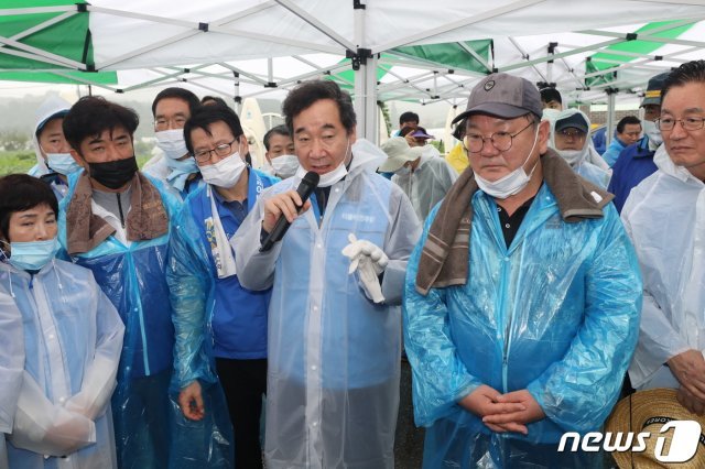 더불어민주당 당권 레이스에 나선 이낙연 의원이 11일 오전 김태년 원내대표 등 지도부와 함께 충북 음성 호우피해지역을 방문해 복구 대책을 설명하고 있다. 2020.8.11/뉴스1 © News1