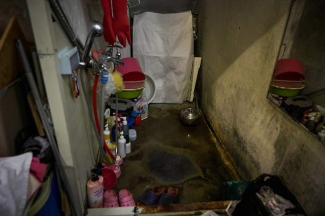 서울의 한 다세대주택 지하에 살고 있는 한 아동의 집은 화장실도 없이 간이 수도 시설만 돼 있다. 굿네이버스는 10일부터 국내주거지원 캠페인 ‘아이들이 꿈꾸는 집’을 진행하고 있다. 굿네이버스 제공