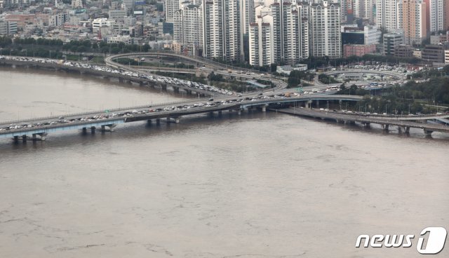 연이은 폭우로 한강 수위가 상승한 6일 서울 영등포구 63아트에서 바라본 마포대교 일대가 퇴근길 차량으로 붐비고 있다. 2020.8.6 © News1