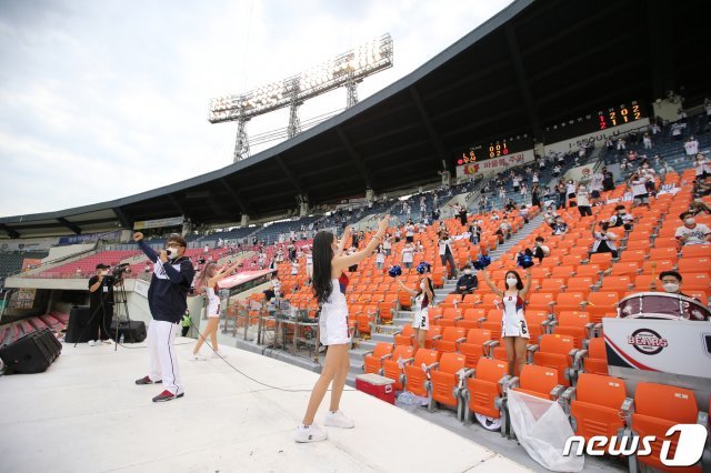 서울 잠실야구장을 찾은 야구팬들이 거리를 두고 앉아 야구를 관람하고 있다. /뉴스1 © News1