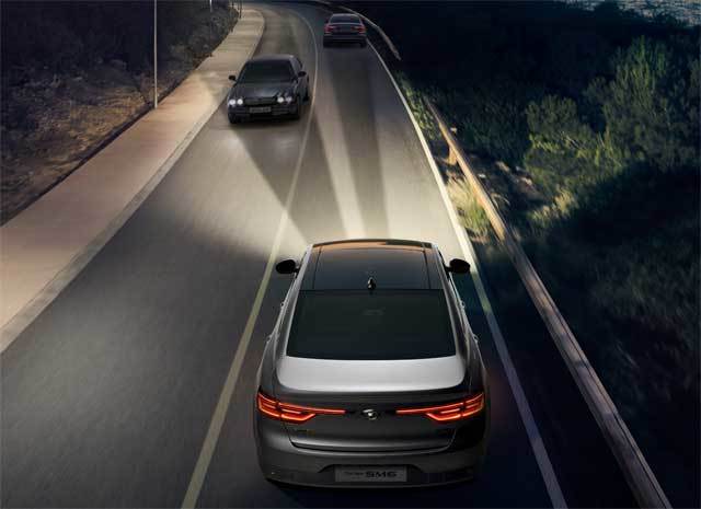 ‘더 뉴 SM6’의 리어 램프가 완전히 켜진 채 밤길을 달리는 모습. 르노삼성은 더 뉴 SM6에 2300억 원의 연구개발비를 투자해 승차감과 디자인을 대대적으로 개선했다는 평가를 받고 있다. 르노삼성자동차 제공