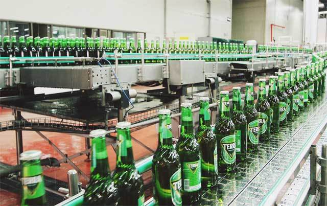 강원 홍천군 하이트진로 강원공장의 테라 맥주 생산라인. 하이트진로가 지난해 3월 선보인 테라는 올해 5월 말까지 총 8억6000만 병이 팔리며 매출을 견인했다. 하이트진로 제공