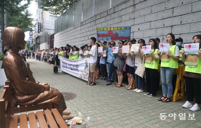 일본군 위안부 문제를 해결하기 위해 부산여성행동 회원들이 지난해 7월 부산 동구 일본총영사관 근처 평화의 소녀상 앞에서 제43차 수요시위를 열고 있다. 박경모 기자 momo@donga.com