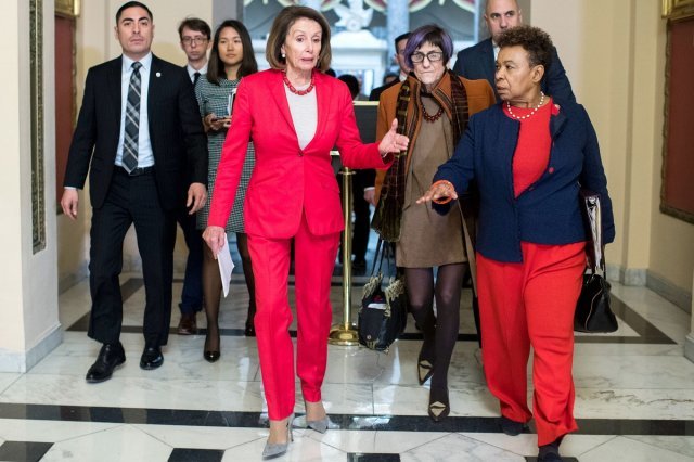 낸시 펠로시 미국 하원의장은 강렬한 원색의 바지정장을 즐겨 입는다. 바지가 활동성이 좋긴 하지만 아직까지 치마를 입고 등원하는 여성 의원이 훨씬 더 많다. 베니티페어 웹사이트