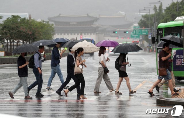 11일 오전 서울 광화문 네거리에서 출근길 시민들이 발걸음을 재촉하고 있다. 

이날 기상청에 따르면 중부지역 장마는 지난 6월 24일 장마가 시작, 2013년의 49일과 함께 역대 가장 장마가 길었던 해로 기록됐다. 

이번 장마는 오는 14일까지 비가 이어질 것으로 보여 최장 장마 기록도 ‘’52일간‘’으로 늘어날 전망이다. 2020.8.11/뉴스1