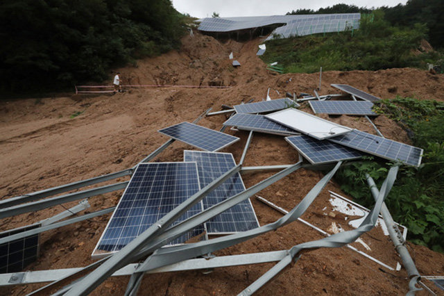 11일 오후 충북 제천시의 한 태양광 발전 시설이 연이은 집중호우로 산사태가 발생해 무너져 내렸다. 제천=뉴스1