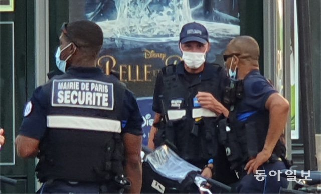 10일(현지 시간) 프랑스 파리의 번화가. 마스크 착용 점검에 나선 경찰들이
모여 이야기를 나누고 있다. 파리=김윤종 특파원 zozo@donga.com