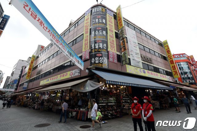 남대문 시장 중앙상가에서 신종 코로나바이러스 감염증(코로나19) 확진자가 발생한 가운데 서울 중구 중앙상가 앞에서 시민들이 발걸음을 옮기고 있다. © News1