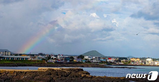 제5호 태풍 ‘장미’가 지나간 11일 제주시 구좌읍 하도리 해안도로에 무지개가 떠 장관을 연출하고 있다.(제주도의회 제공)2020.8.11