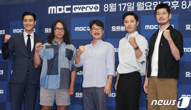슈퍼주니어 최시원(왼쪽부터), 송호준 작가, 김승진 선장, 배우 진구, 가수 장기하가 12일 오전 서울 마포구 상암동 스탠포드호텔에서 열린 MBC every1 ‘요트원정대’ 제작발표회에 참석해 포즈를 취하고 있다. ‘요트원정대’는 모험을 꿈꿔왔던 네 남자가 요트를 타고 태평양 항해에 도전하는 과정을 담은 다큐멘터리식 예능 프로그램이다. 2020.8.12 © News1