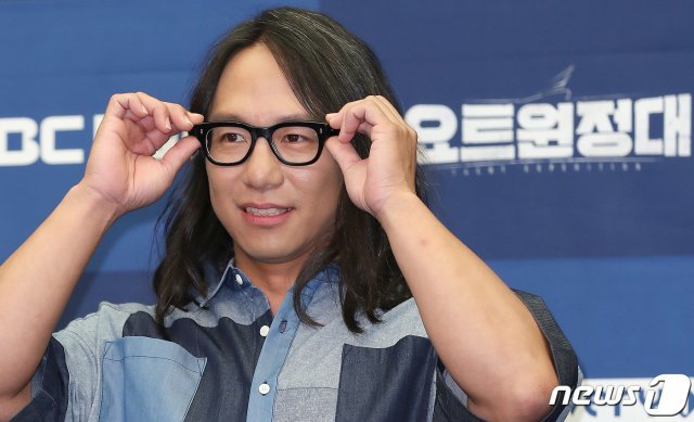 송호준 작가가 12일 오전 서울 마포구 상암동 스탠포드호텔에서 열린 MBC every1 ‘요트원정대’ 제작발표회에 참석해 포즈를 취하고 있다. ‘요트원정대’는 모험을 꿈꿔왔던 네 남자가 요트를 타고 태평양 항해에 도전하는 과정을 담은 다큐멘터리식 예능 프로그램이다. 2020.8.12 © News1