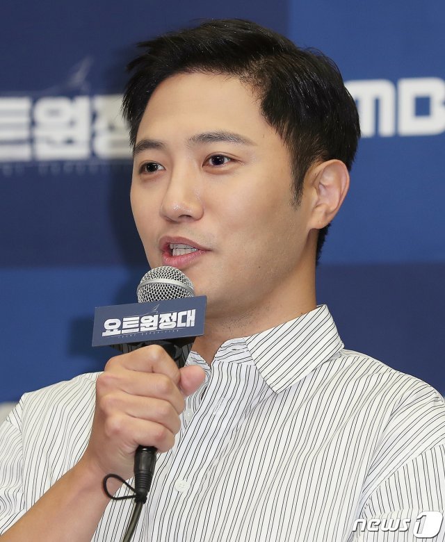 배우 진구가 12일 오전 서울 마포구 상암동 스탠포드호텔에서 열린 MBC every1 ‘요트원정대’ 제작발표회에 참석해 인사말을 하고 있다. ‘요트원정대’는 모험을 꿈꿔왔던 네 남자가 요트를 타고 태평양 항해에 도전하는 과정을 담은 다큐멘터리식 예능 프로그램이다. 2020.8.12 © News1