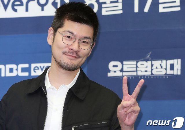 가수 장기하가 12일 오전 서울 마포구 상암동 스탠포드호텔에서 열린 MBC every1 ‘요트원정대’ 제작발표회에 참석해 포즈를 취하고 있다. ‘요트원정대’는 모험을 꿈꿔왔던 네 남자가 요트를 타고 태평양 항해에 도전하는 과정을 담은 다큐멘터리식 예능 프로그램이다. 2020.8.12 © News1