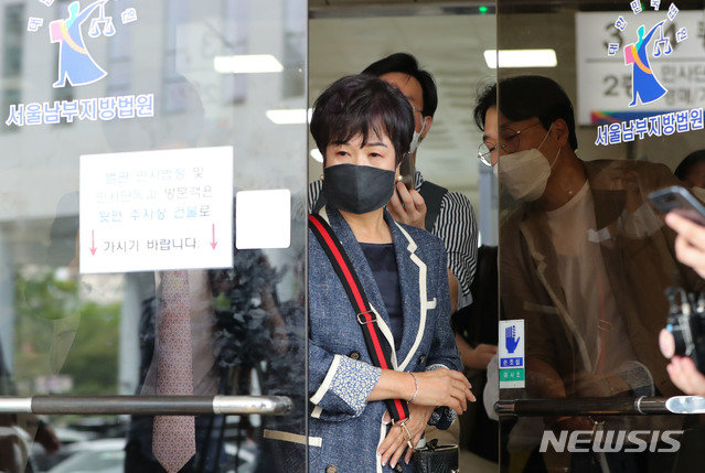 목포시 부동산 투기 혐의 등으로 기소된 손혜원 전 의원이 12일 오후 서울 양천구 남부지방법원에서 열린 1심 공판에서 징역 1년6개월을 선고 받고 법원을 빠져나오고 있다. 뉴시스