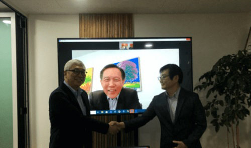 텐스페이스 고진석 대표(오른쪽), 템부수 김용문 수석고문(왼쪽), 템부수 엔디림 회장(가운데 화면)이 조인식을 하고 있다.