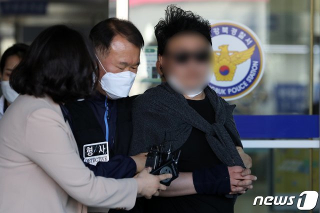 고(故) 최희석 경비원에게 폭행과 폭언을 일삼은 혐의를 받는 아파트 입주민 심모씨가 지난 5월27일 오전 서울 강북구 강북경찰서에서 검찰로 송치되고 있다. 2020.5.27/뉴스1 © News1