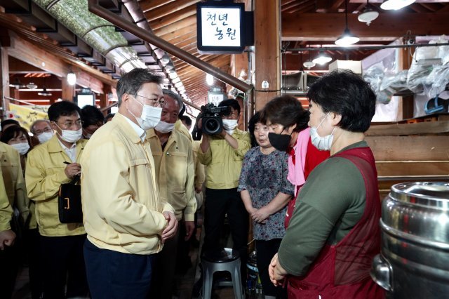 문재인 대통령이 12일 집중호우 피해를 입은 경남 하동군 화개장터를 찾아 상인들을 격려하고 있다. 사진=청와대 제공