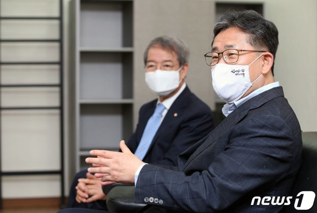 박양우 문화체육관광부 장관이 지난 5월 5일 프로야구 공식 개막전이 열린 인천 SK행복드림 구장을 찾아 정운찬 한국야구위원회(KBO) 총재를 비롯한 구단 관계자와 간담회를 갖고 프로야구 개막에 따른 방역현황을 공유하고 애로사항을 청취하고 있다. (문화체육관광부 제공) 2020.5.5/뉴스1 © News1