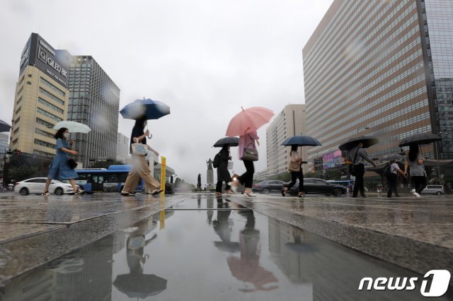 10일 오전 서울 세종대로 광화문광장 인근에서 시민들이 우산을 쓰고 발걸음을 재촉하고 있다. 2020.8.10 © News1