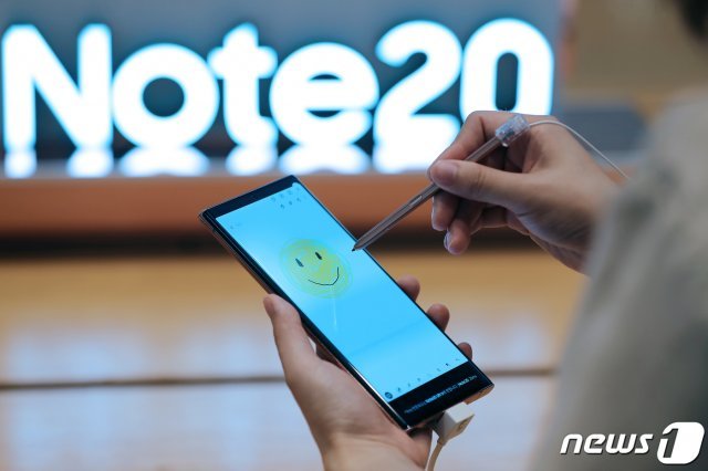지난 6일 서울 서초구 삼성전자 딜라이트에서 방문객들이 삼성 전략 스마트폰 갤럭시노트20을 체험하고 있다. 2020.8.6/뉴스1 © News1