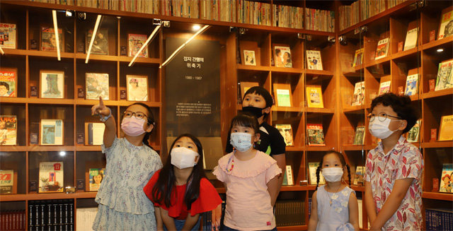 인천 연수구 가천박물관 ‘창간호실’을 찾은 어린이들이 신기한 표정으로 전시물을 살펴보고 있다. 이 박물관은 11일부터 일반 관람객을 다시 맞았다. 가천문화재단 제공