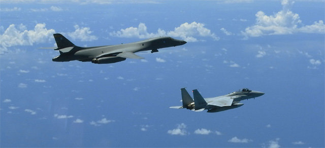 B-1B 동해 잇단 출격… 서해엔 정찰기 미 태평양공군사령부 소속 B-1B 전략폭격기(왼쪽)가 7일 일본항공자위대와의 연합훈련에서 일본 항공자위대 소속 전투기와 일본 근해상을 비행하고 있다. 미 공군은 11일 괌 기지 B-1B 2대를 한반도 인근 일본 해상에 전개한 데 이어 12일에는 조인트스타트(E-8C) 지상감시정찰기를 충남 태안 인근 서해상에 전개하는 등 대북 압박을 이어갔다. 사진 출처 일본 항공자위대 홈페이지