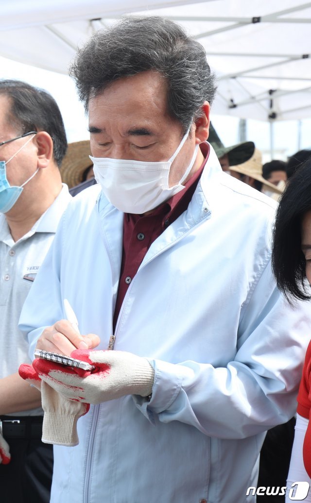 이낙연 더불어민주당 당대표 후보가 12일 집중호우 피해지역인 전북 남원시 하도마을을 찾아 현장점검을 하고 있다. 2020.8.12/뉴스1 © News1