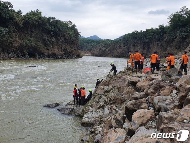 13일 한탄강에서 발견된 포천시 저수지 실종자의 시신. 소방대원들이 A씨의 시신을 인양하는 모습 © 뉴스1