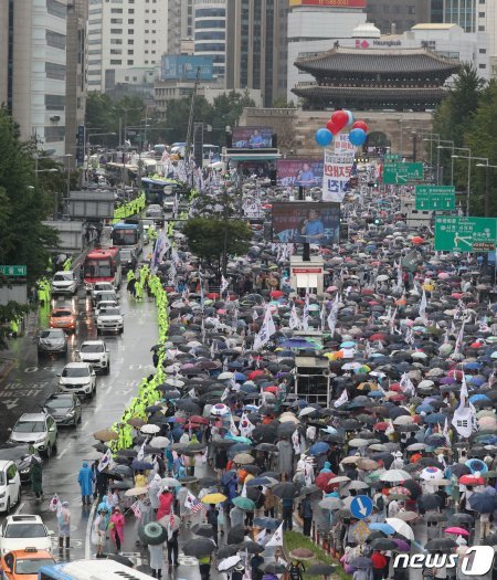 지난해 광복절 서울 남대문 인근 세종대로에서 열린 박근혜 전 대통령 무죄석방 촉구 집회에서 우리공화당원과 보수시민단체 회원들이 구호를 외치고 있다. 2019.8.15/뉴스1 © News1